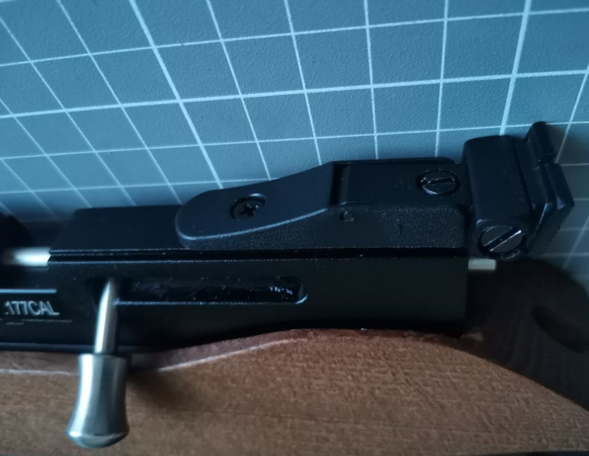 Пистолет оснащён регулируемой в двух плоскостях прицельной планкой