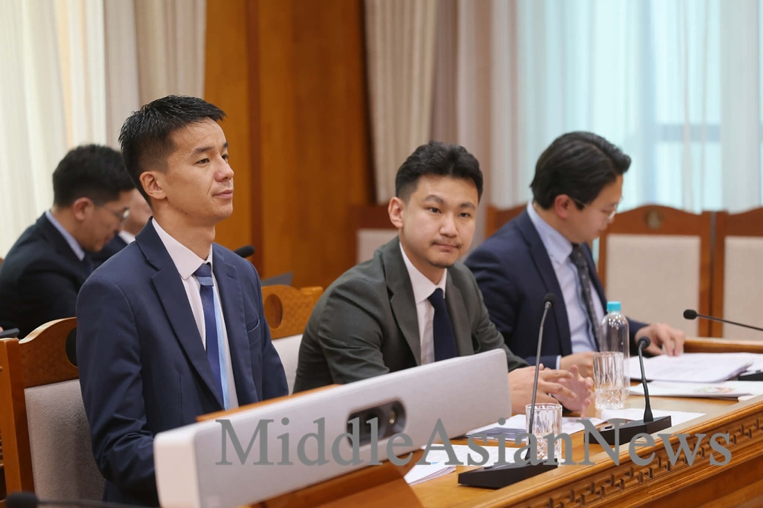 слева: Мөнхбат Очирхуяг и Чандмань-Эрдэнэ Цэнд-Аюуш