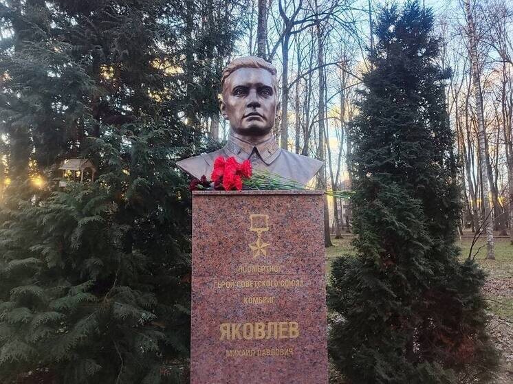     Открытие обновлённой Аллеи Героев стало настоящим праздником для города. Фото: telegram-канал главы Старорусского муниципального округа Елены Комаровой