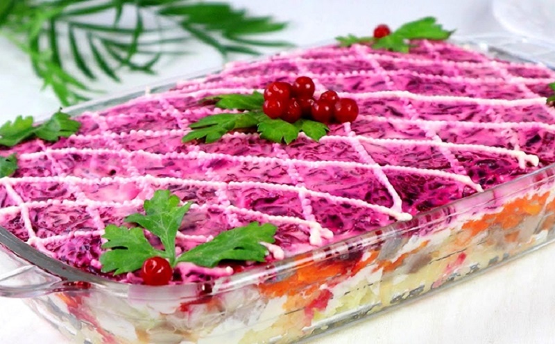 Новая “Шуба” к новогоднему столу: удивительный салат-пирог со скумбрией, который станет центром вашего застолья