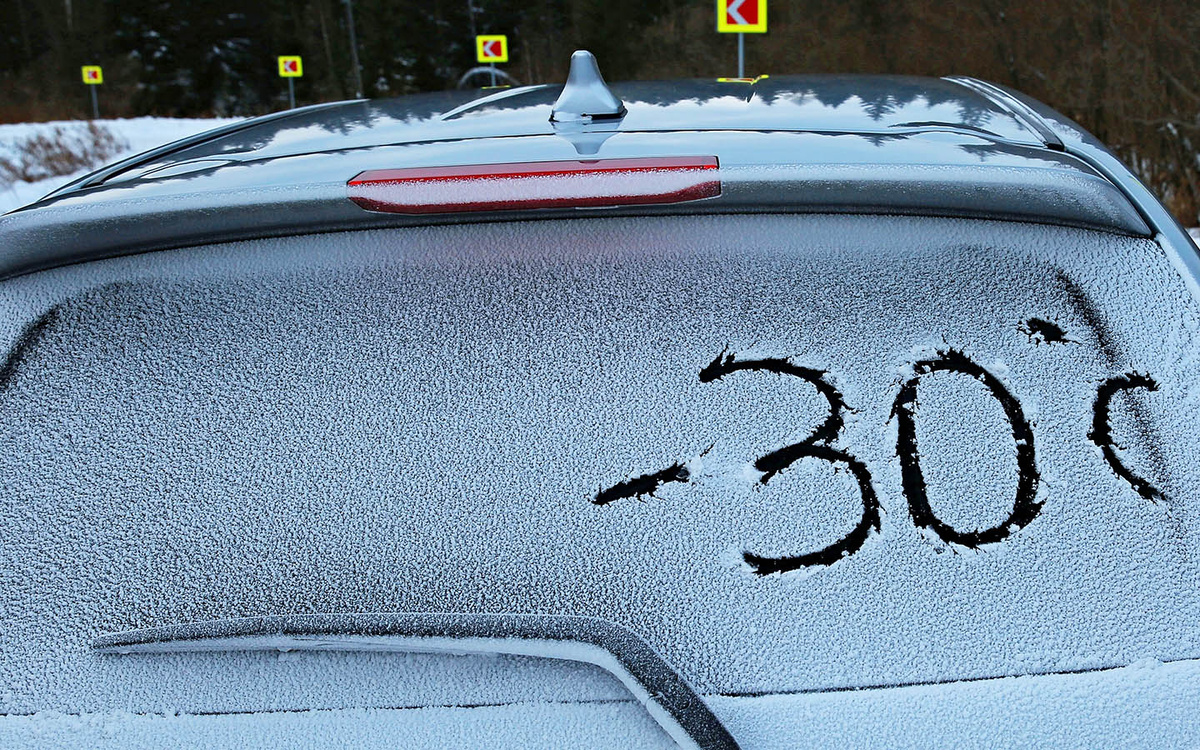 alleks19760526 / Shutterstock / FOTODOM📷Разница температур огромна: полностью исправный заряженный АКБ замерзает примерно при -60, разряженный — уже при -10