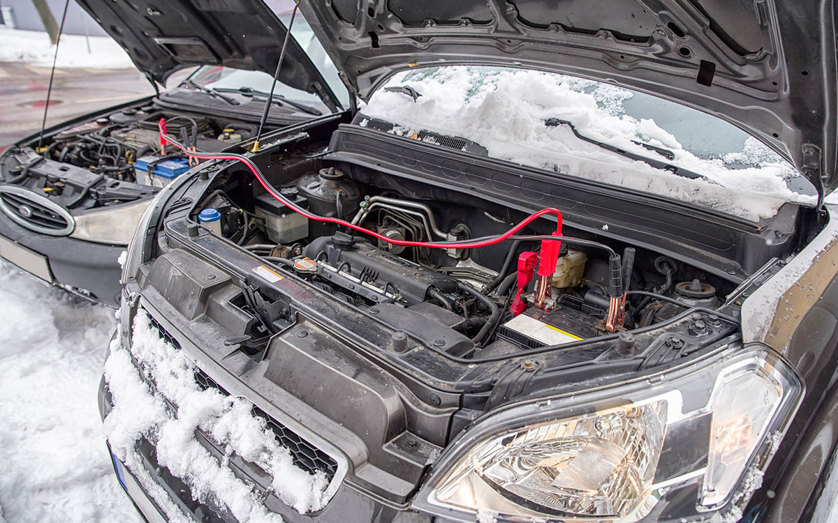 Jaroslav Moravcik / Shutterstock / FOTODOM📷Замерзший аккумулятор категорически нельзя пытаться зарядить — это чревато серьезными последствиями вплоть до взрыва