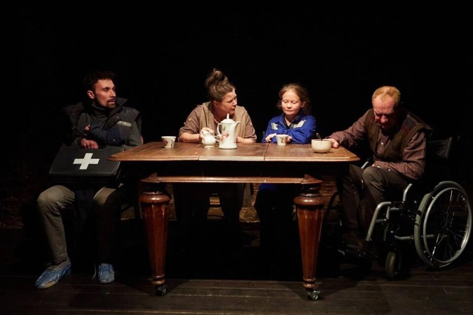    Дмитрий Поднозов в театре (справа). Источник: t.me/osobnjak_theatre