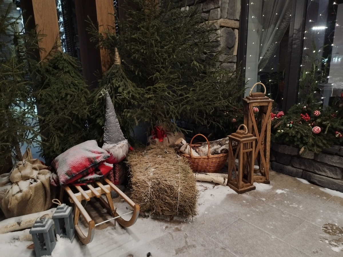 Сказочная инсталляция у подъезда. Постарались. Фото из личного архива автора