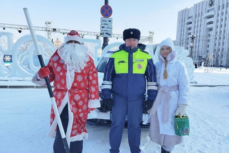    С Новым годом хабаровчан поздравили сотрудники ГАИ Михаил МАЛЫШЕВ