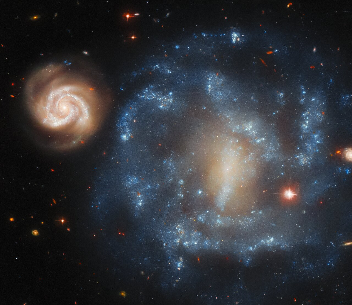 Пара галактик Arp 4. Источник: ESA/Hubble & NASA, J. Dalcanton, Dark Energy Survey/DOE/FNAL/DECam/CTIO/NOIRLab/NSF/AURA
