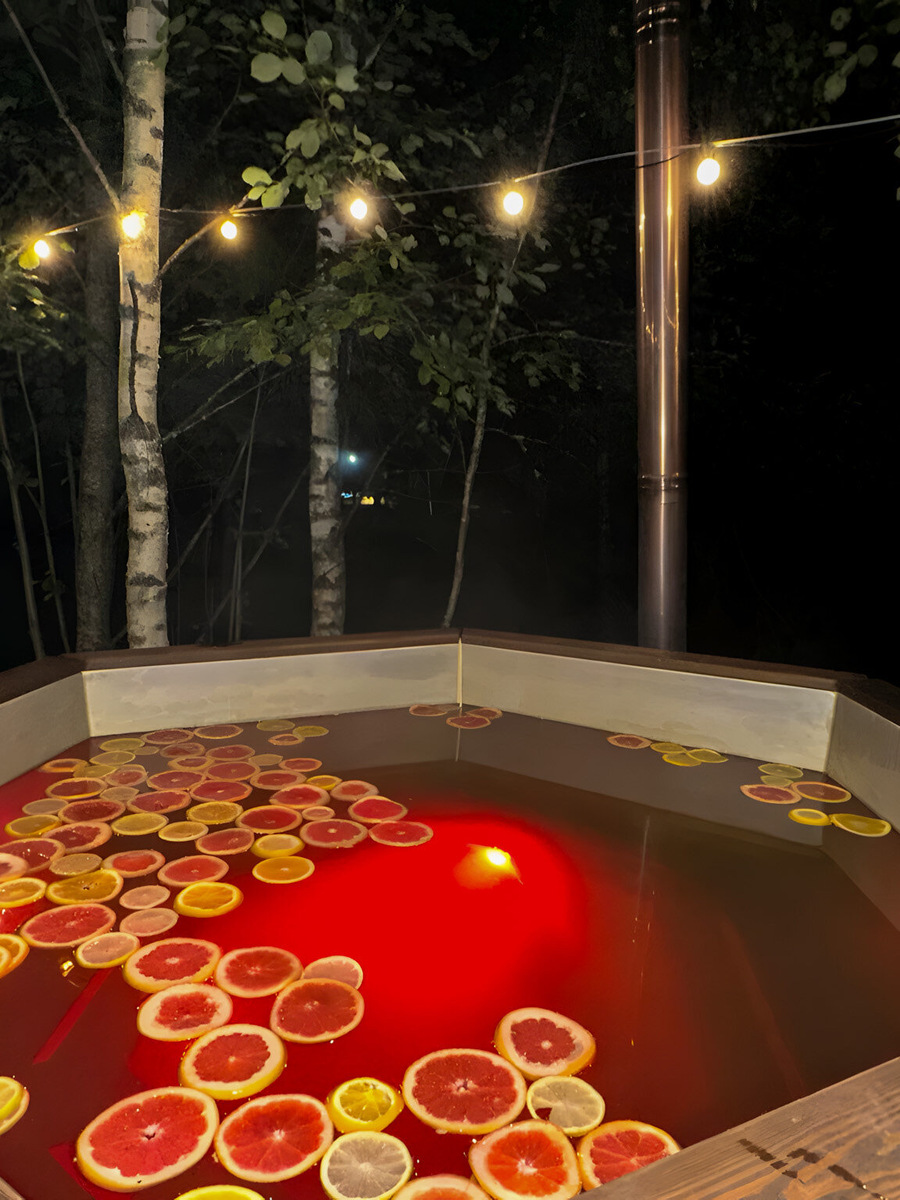 Для полной перезагрузки есть спа: горячий чан с целебными травами и эфирными маслами. Фото: Оленья ферма «Бэмби Лэнд»