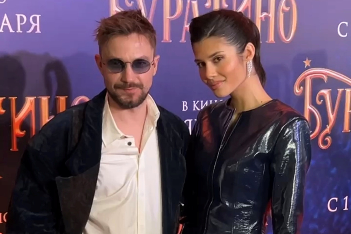     Александр Петров в кота образе Базилио и его жена в кожаном мини появились на звездной премьере фильма «Буратино»