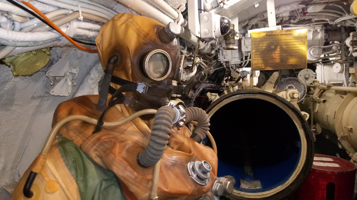 Изолирующий дыхательный аппарат и труба торпедного аппарата - аварийный выход из ПЛ.