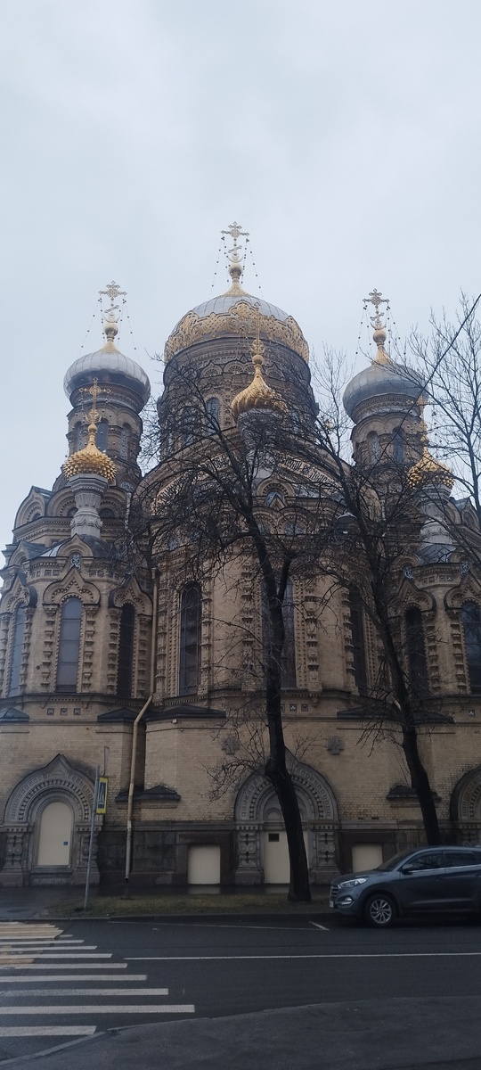 Здание подворья представляет собой образец архитектуры позднего классицизма, построенное в первой половине XIX века. Фасад украшен колоннами и лепниной, создавая впечатление величественности и гармонии. 