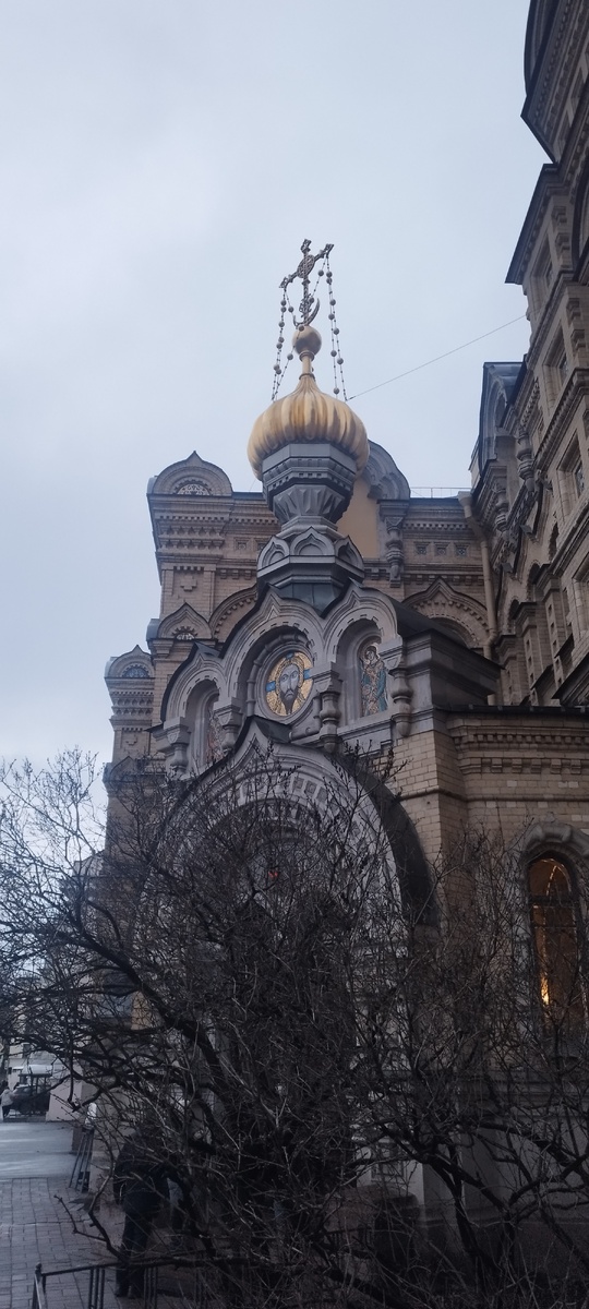 Интерьер включает храмовые помещения, трапезную, комнаты для проживания паломников и административные зоны.