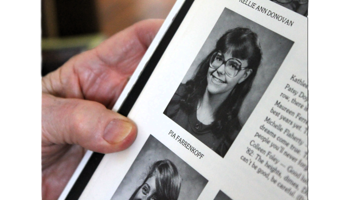 Сестра показывает ее фото из школьного альбома. 