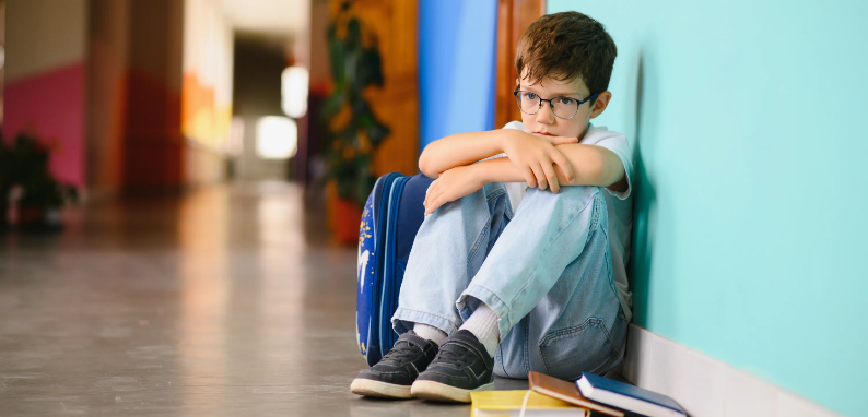 Застенчевый первокласник один на перемене