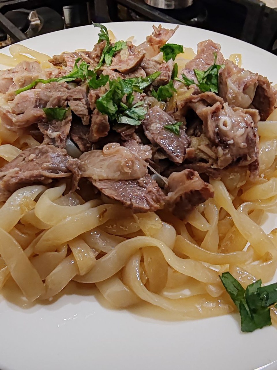 Блюдо с лапшой ширатаки.