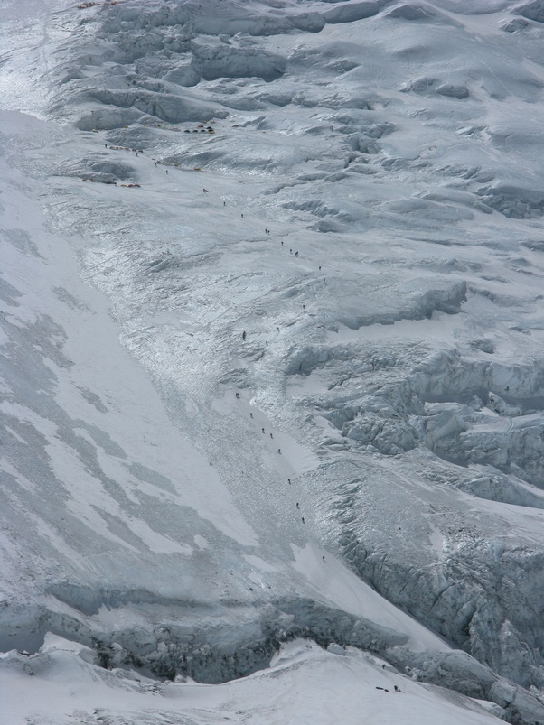 Вид на третий лагерь на южной стороне Эвереста. Если увеличить масштаб фотографии, то на вершине можно увидеть палатки третьего лагеря. Каждая палатка установлена на небольшой платформе, вырубленной в крутом льду. Это очень небезопасное место. Это точно не передовой базовый лагерь. Фото: Грег Джек