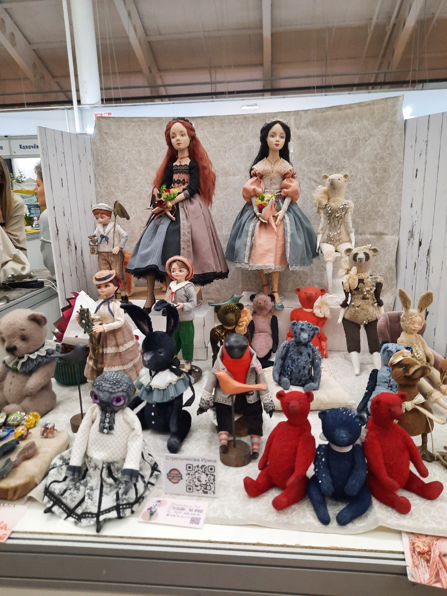 Стенд работ Ирины Стрельниковой