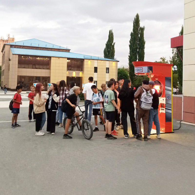 Поток людей рядом с продуктовым магазином 