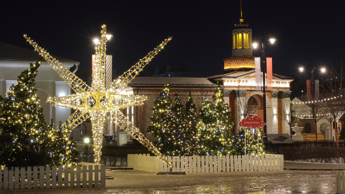Символ новогодней столицы — снежинка. Её в каждом городе выполняют в своём стиле из любых материалов. Например, в Кирове в 2024 году снежинку сплели из кружева.
