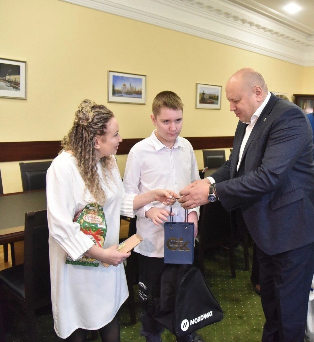    Мэр Омска вручил подарки юным жителям   Пресс-служба городской администрации