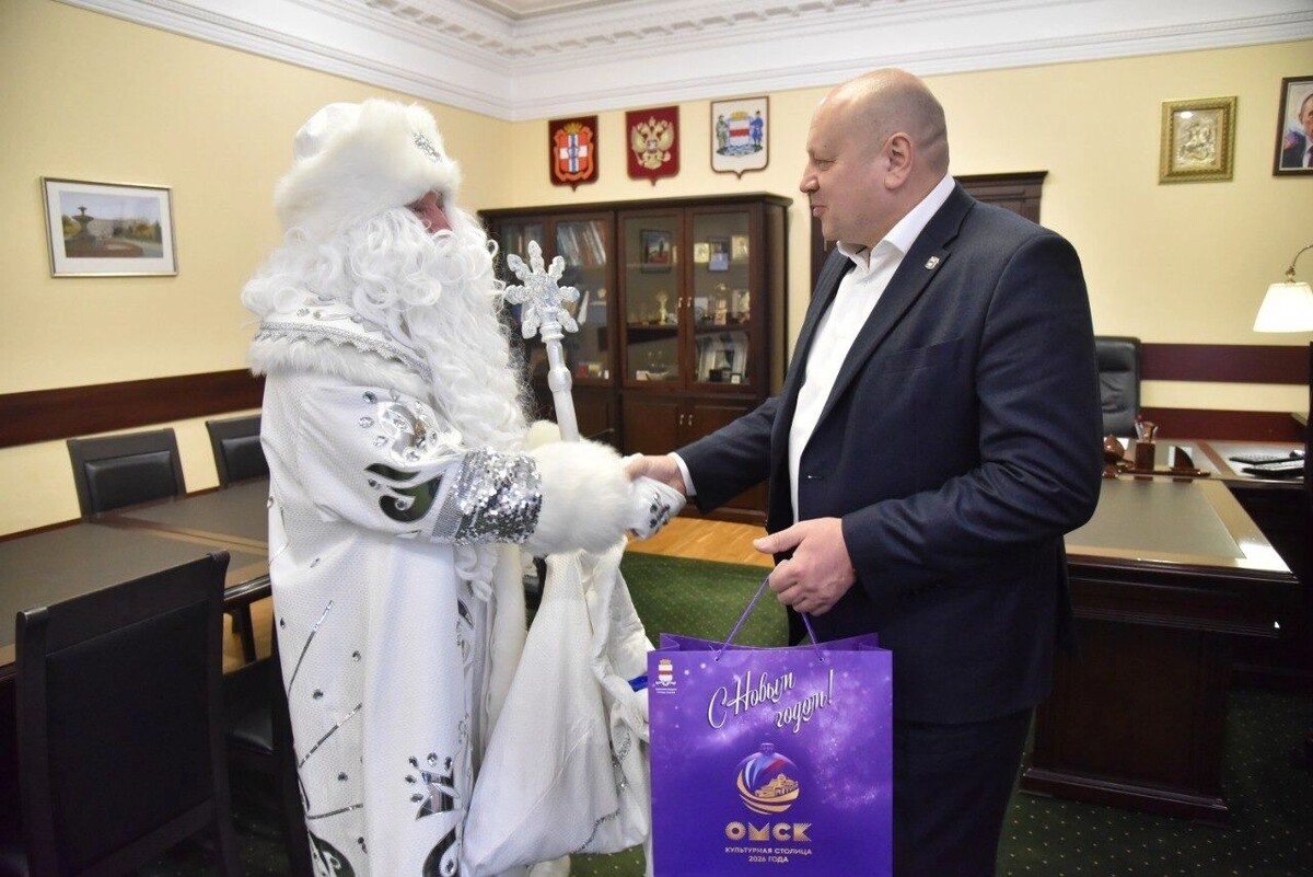    Мэр Омска вручил подарки юным жителям   Пресс-служба городской администрации