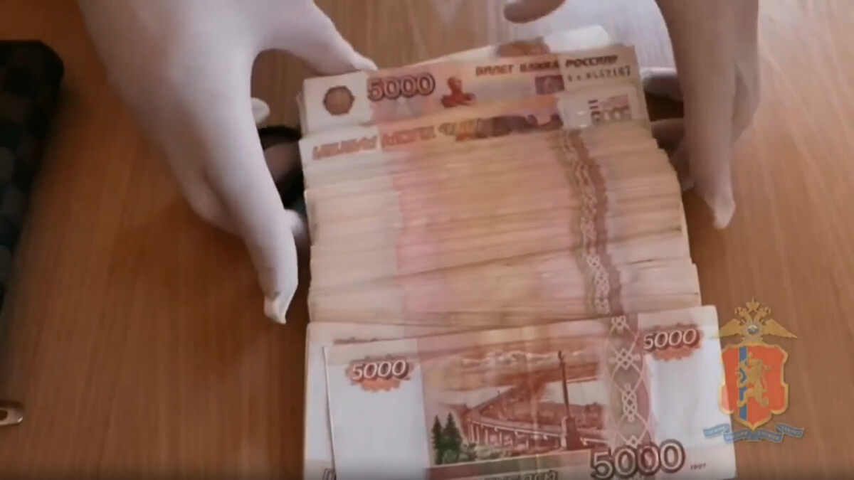     Курьер мошенников попалась красноярским полицейским с похищенными сбережениями