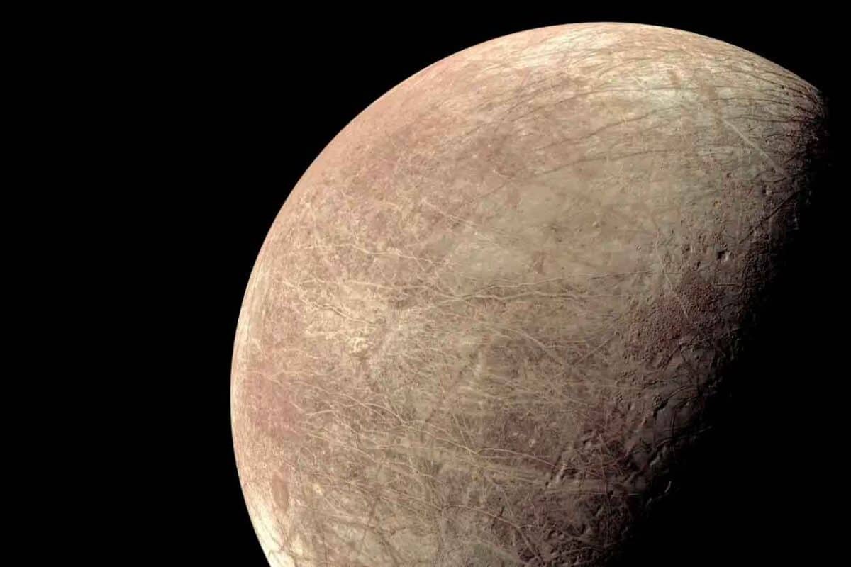    В конце XX века под поверхностью Европы нашли соленый жидкий океан / © Alamy, NASA, Claudio Caridi