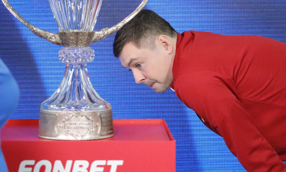    Динияр Билялетдинов проверяет целость вверенного ему трофея. Фото: РФС