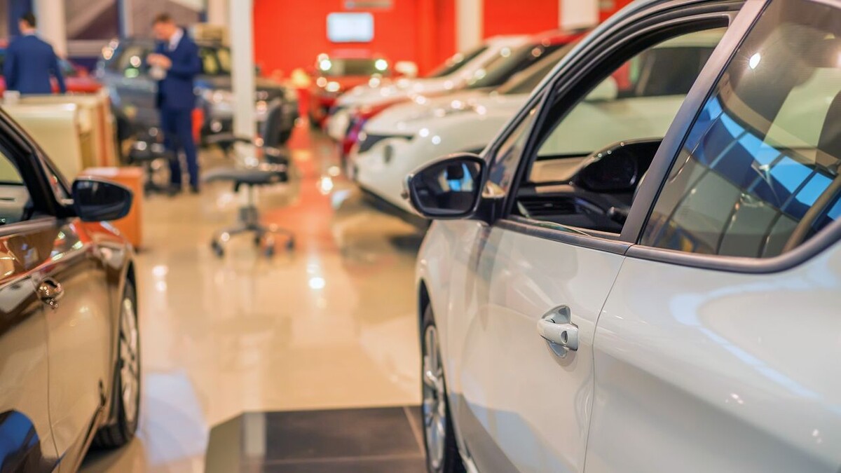    Автомобили в автосалоне