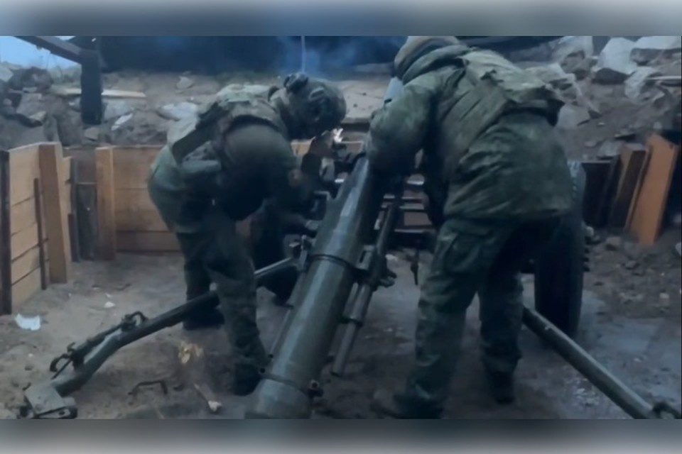    Минометчики готовятся отработать по подвижной цели на Днепре. Фото: тг-канал Владимира Сальдо