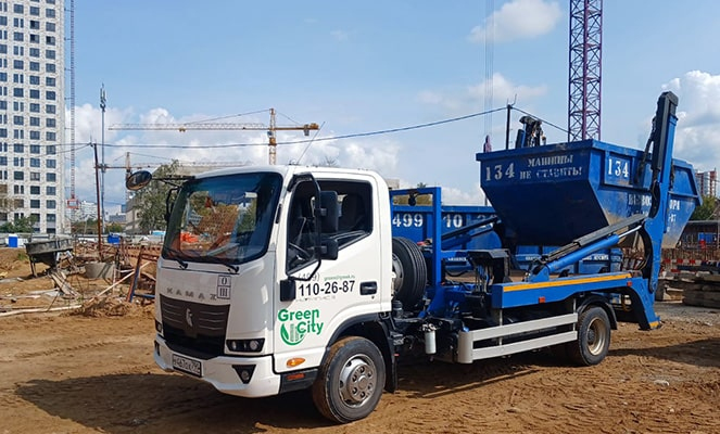 Любая стройка или капитальный ремонт оставляют после себя значительное количество отходов - от битого кирпича до демонтированных железобетонных конструкций. Ошибки в расчете объема и стоимости вывоза строительного мусора могут привести к серьезным финансовым потерям или штрафам за нарушение экологических норм. Давайте разберемся, как правильно учесть эти затраты в сметной документации.