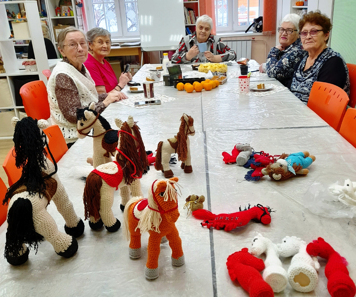 Посиделки на фоне коняшек