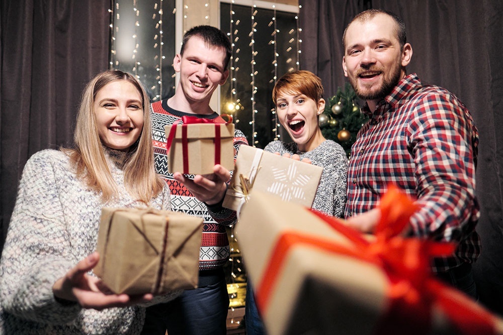    Выбирая универсальный подарок, важно учитывать не только идею, но и его практические параметры: цену, целевую аудиторию и степень уместности в деловой среде. / Фото: iStock