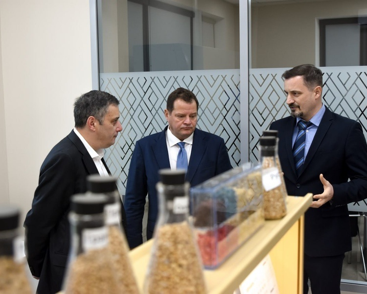     В Курской области запустили новый семенной завод