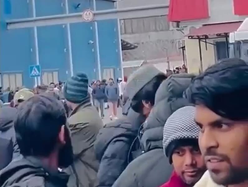 В Москву приехали первые 10 тысяч индийских рабочих для оформления документов