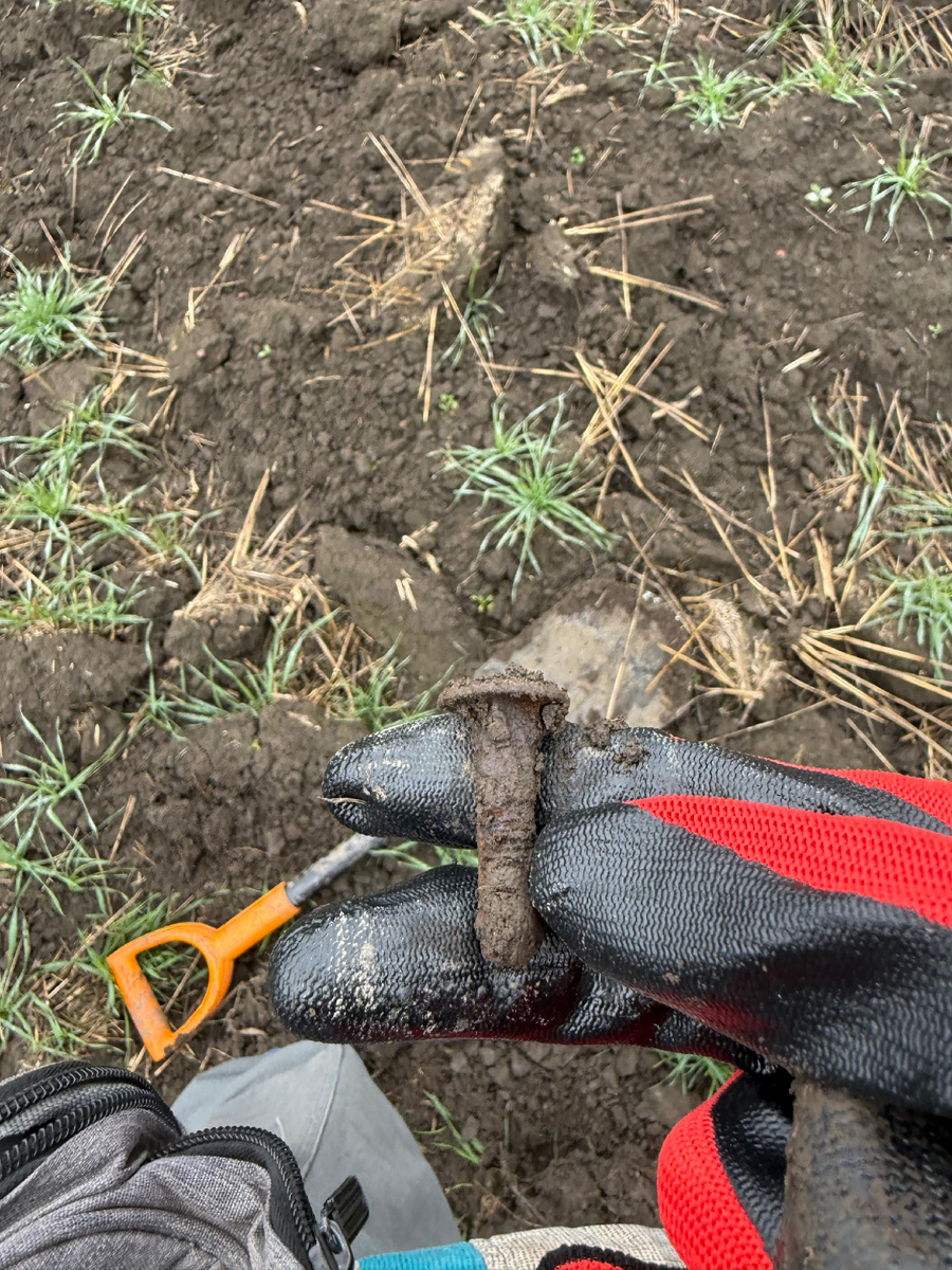 Начало копа. Перчатки еще чистые, новые. Лопата еще видно, что оранжевая))