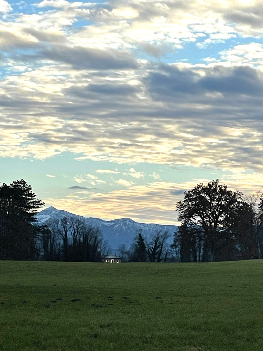 Вид с нашего природного парка рядом с домом. На фото какая-то из частей Альп.