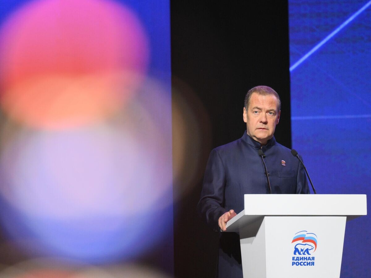    Председатель политической партии "Единая Россия", заместитель председателя Совета безопасности РФ Дмитрий Медведев выступает на Всероссийском слёте активистов "Молодой гвардии "Единой России" | © РИА Новости / Евгений Биятов