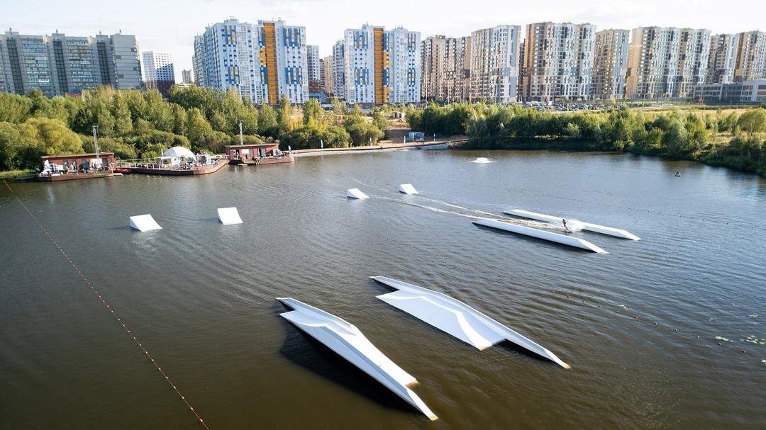 Вид вейк-парка летом