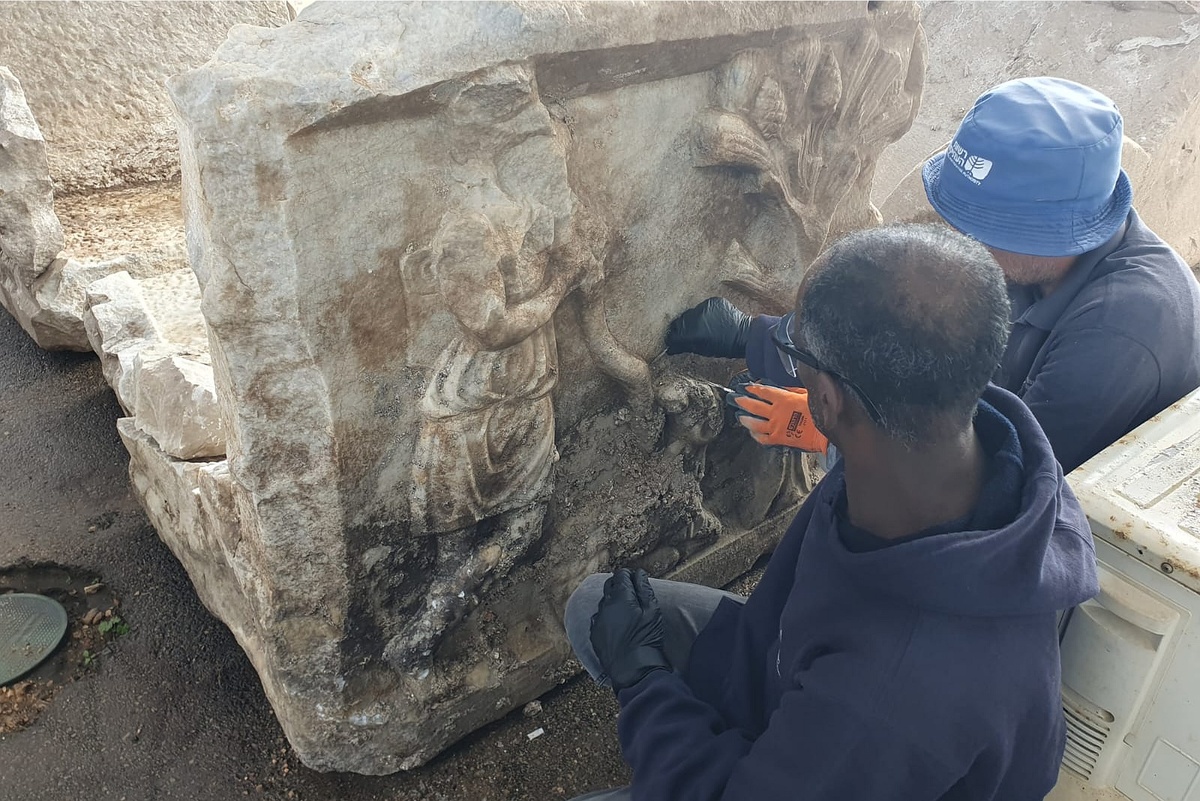    В древней Кейсарии, на побережье Израиля, археологи обнаружили фрагменты мраморного саркофага римской эпохи./iaa.org.il