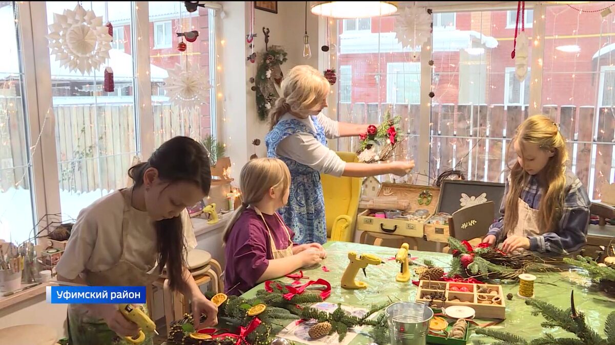    Как создают новогодние композиции в эко-мастерской «Золотые шишки» в Башкортостане – сюжет «Вестей»