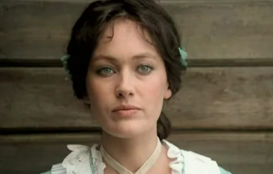 Лариса Гузеева в роли Ларисы Огудаловой 