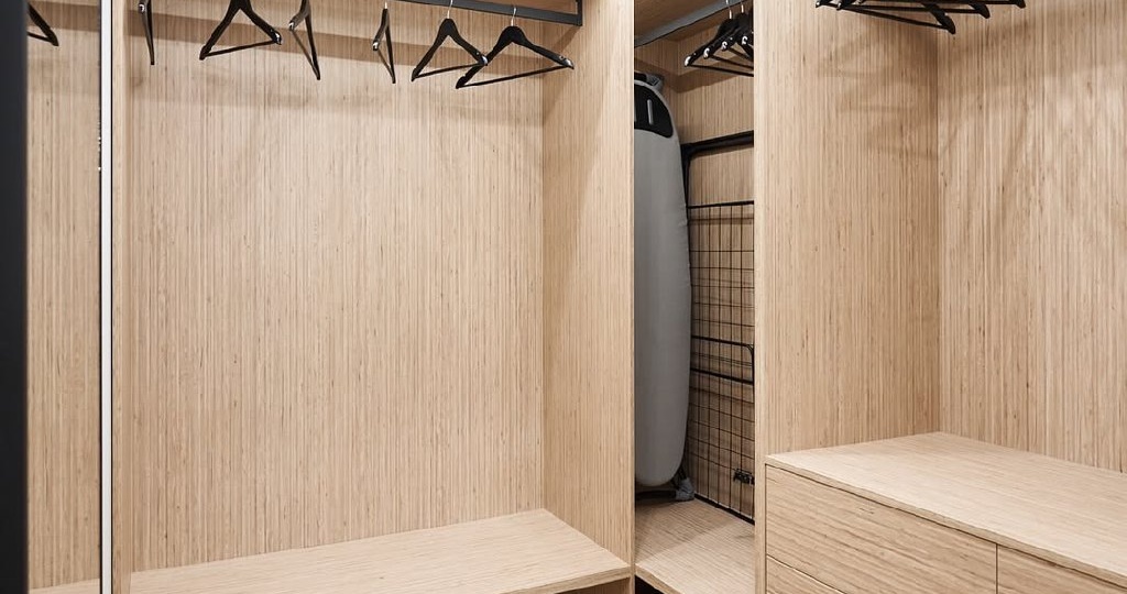 Маленькая площадь — большие возможности: гардеробная мечты на 4,3 м² в центре Москвы