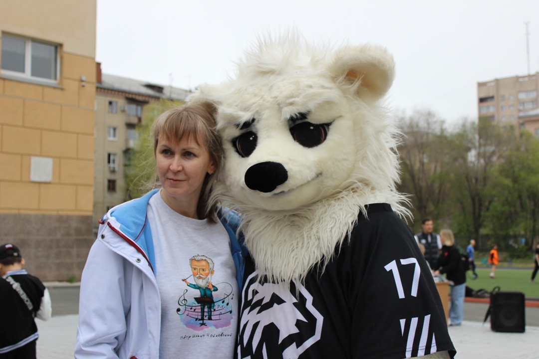 Благотворительную ярмарку в лицее посетил талисман Хоккейного клуба «Трактор»