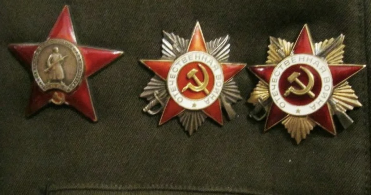 Кроме ордена Отечественной войны второй степени (по центру), был еще и орден Отечественной войны 1 степени, изгототовлявшийся с использованием золота (справа). Фото из сети