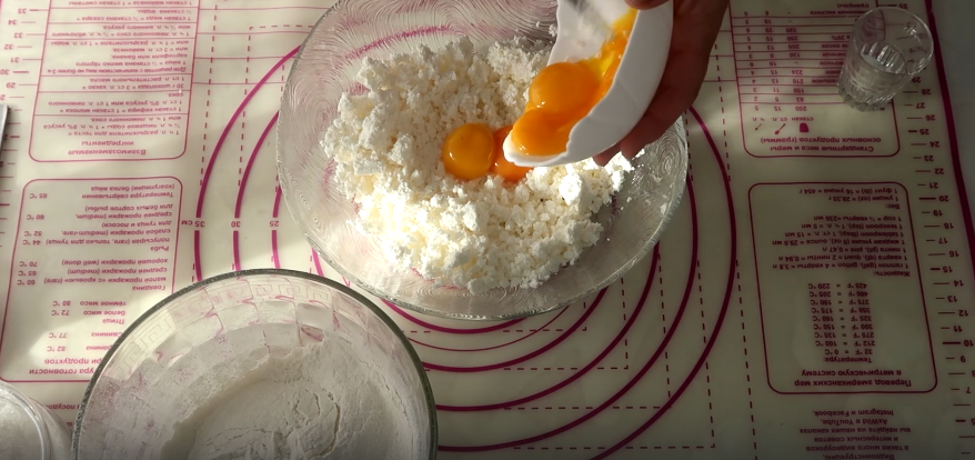 Добавляем яичные желтки