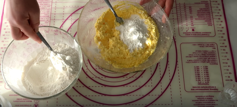 Порциями всыпаем просеянную муку