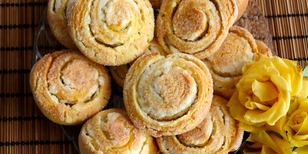 Булочки из творожного теста с творожной начинкой без дрожжей