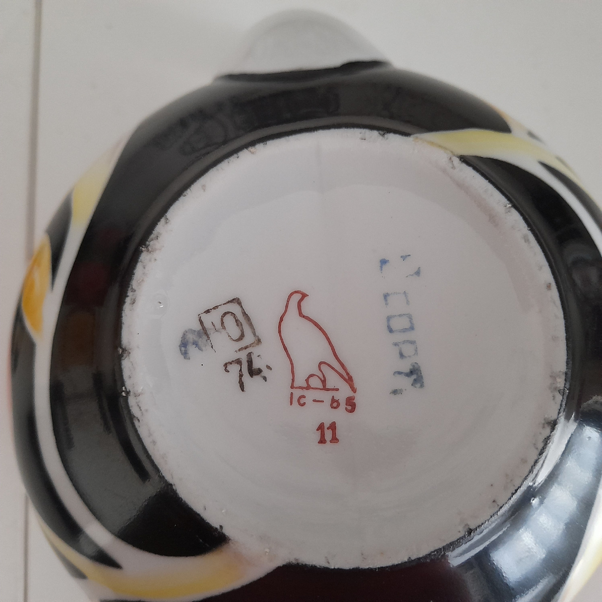 Николай Борисов (эскиз росписи). Алексей Гузанов (форма «Бутон», 1961). Чайник из сервиза «Красный тюльпан». 1965. Дулёво