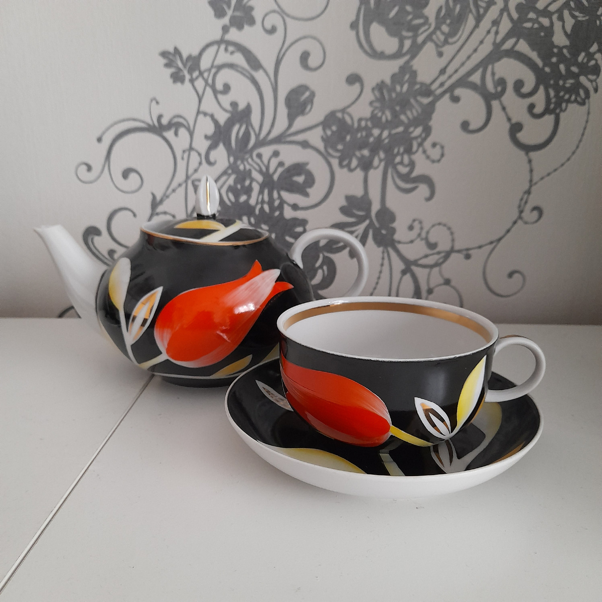 Николай Борисов (эскиз росписи). Алексей Гузанов (форма «Бутон», 1961). Чайник и чашка с блюдцем из сервиза «Красный тюльпан». 1965. Дулёво