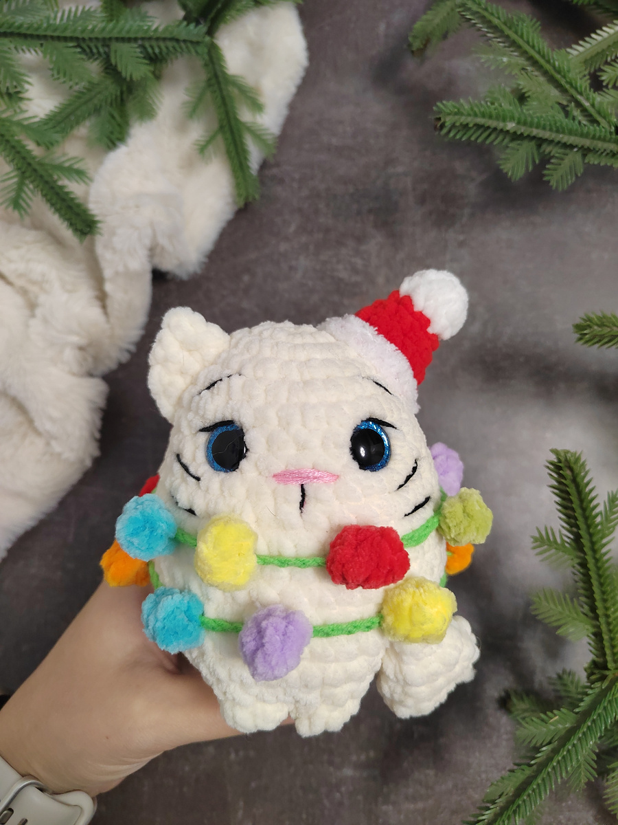 Кот в гирлянде